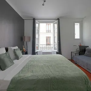 https://large-modern-studio-close-to-the-eiffel-tower-and.fr-paris.fr